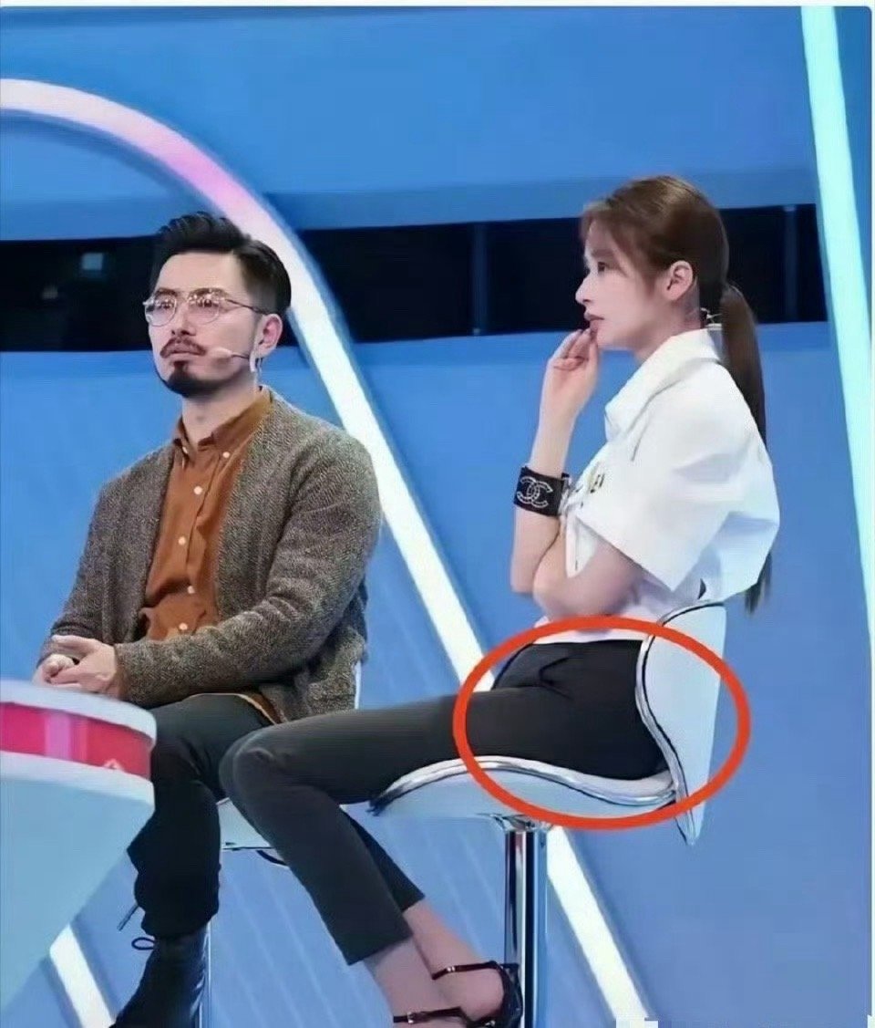终于知道为什么很多女生上节目都喜欢穿裙子​​​