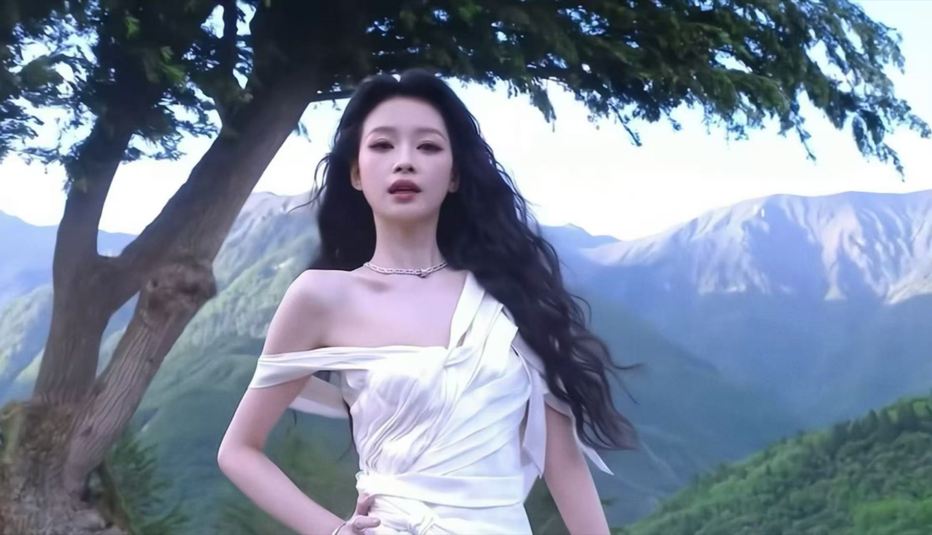 孙怡慢镜头美成啥了孙怡这个慢镜头谁懂啊！白裙慢镜头直接美到我失语，怼脸拍都毫无