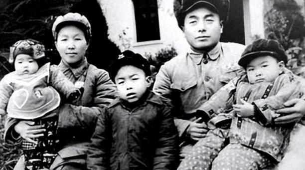 1931年深秋，湖北孝感红军医院内，一位年轻的女护士正匆忙穿行于病床之间。她不经