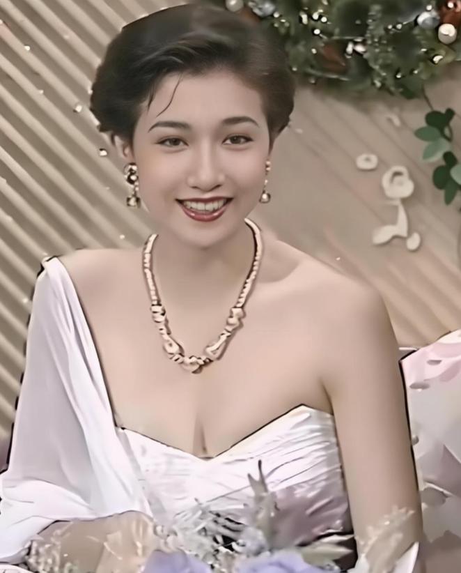 1990年，年仅17岁的吴绮莉站在亚洲小姐的舞台上，173的高挑身材，明艳大气的