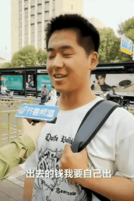 太懂事了！山东济南，男孩走出考场，接受采访回应：考完试已经准备打工了！记者听后很