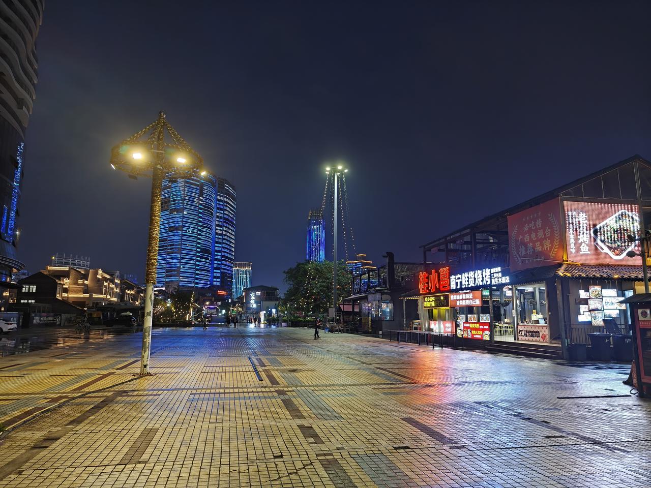 这就是收门票的结果，没人来了。广西南宁市中心的水漾市集，开业头一年，各种活动精彩