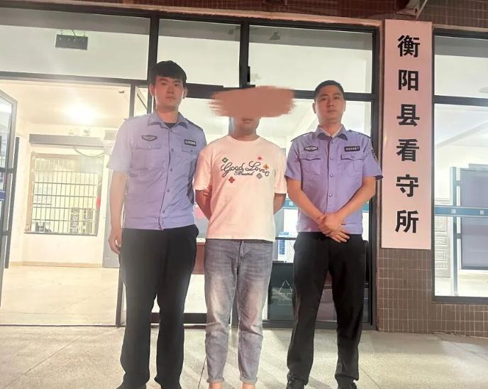 湖南衡阳，已婚男对自己老婆不满足，跟车友群内的一个丰乳肥臀的女人好上了。面对这段