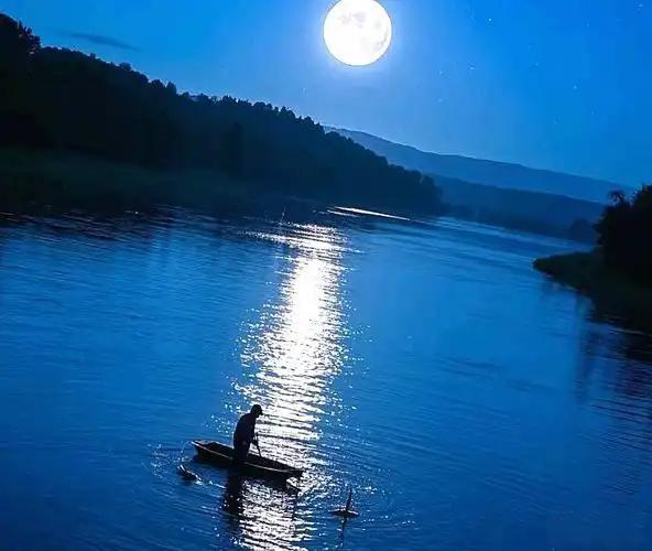 上联：清风不问人间事下联：细雨常牵凡尘情