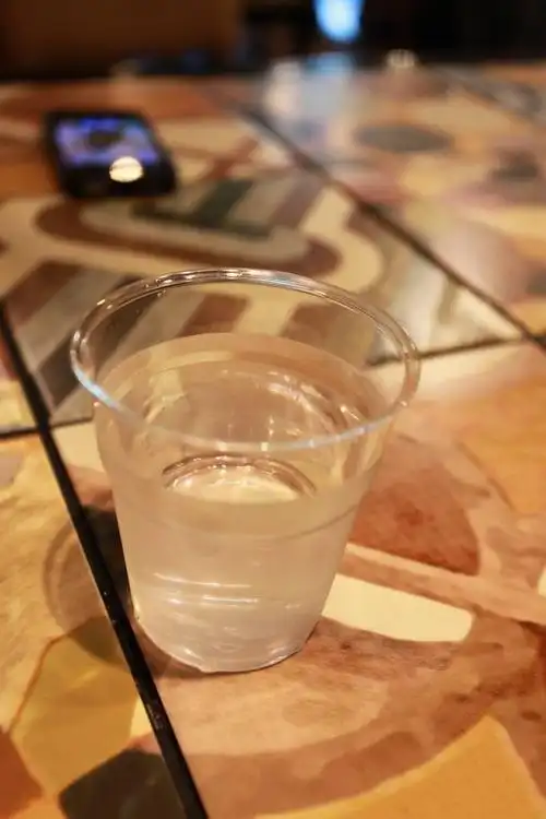 开始明抢了！广东一女子去餐厅消费了500多块，不料结账时发现被收了11元的“白开