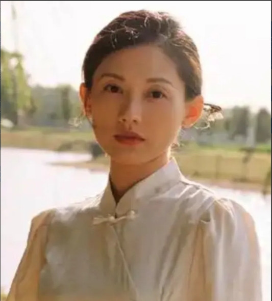 马藜主演的电视剧《<em>陌上又花开</em>》剧本质量比她以前出演的剧，质量差太多了。剧里她