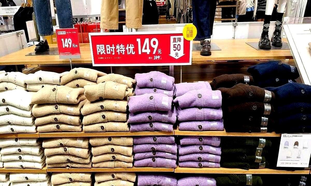 优衣库让你拿旧衣服换券，听着是环保，其实是算计。你攒了五件旧T恤，三件是他们家