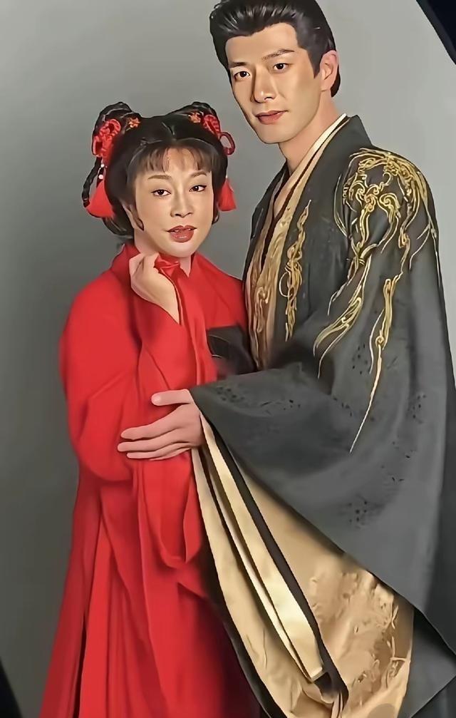 75岁刘晓庆演15岁少女，这操作真的把我看呆了。最近她在短剧圈杀疯了，不仅演14