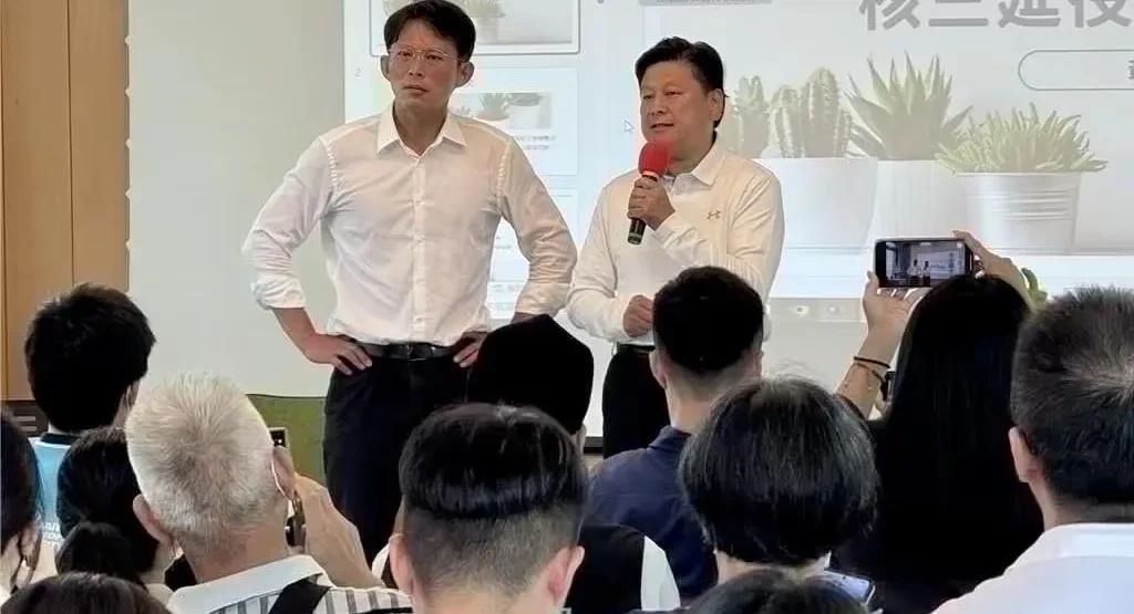 民众党主席黄国昌今天赶赴花莲县参加民众党举行的座谈会时表示，民众党的立场很清楚，