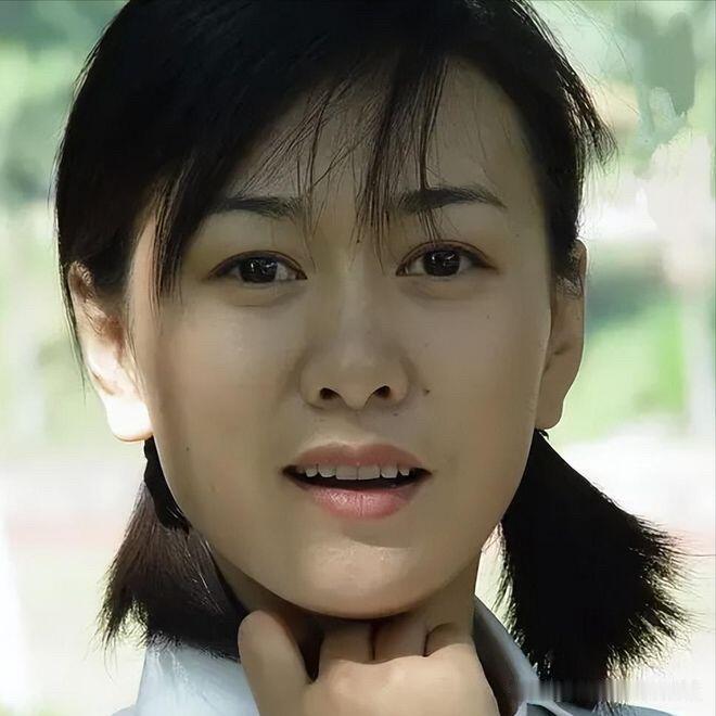 这位女演员长相不是第一眼美女的那种，但她优雅端庄，骨子里透出来的美，那是装不出来