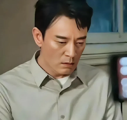 每天上班就够气了，看《以法之名》的预告更加火大。洪亮被做局，停职调查；李人骏被