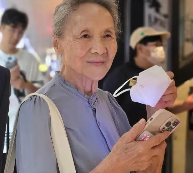 近日，87岁的吴彦姝在北京被网友偶遇，她包上挂着潮玩labubu，尽显时尚态度。