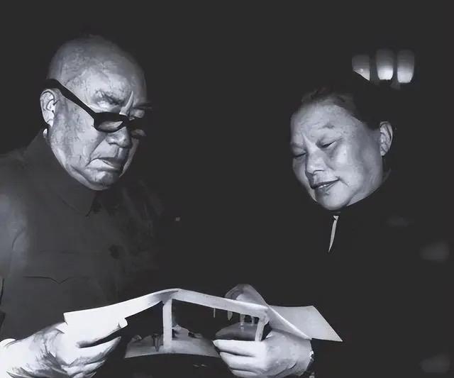 #老照片#朱老总与夫人康克清，这张照片，真是太珍贵了，虽然过去了多年，