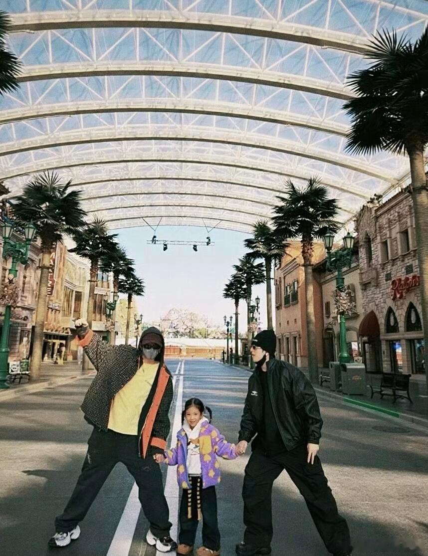 檀健次符龙飞抽烟你是说檀健次带娃了一整天？！！羡慕瓦哥的女儿了[扁嘴]但是看到健