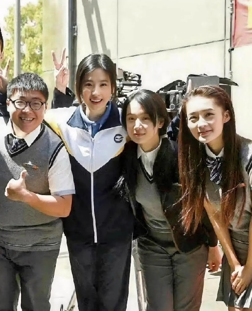 发现一张20年前的老照片图中的明星依次为：李沁、李梦、神仙姐姐刘亦菲。可