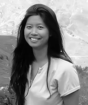2008年，李怀瑜在北爱尔兰贝尔法斯特幽谷森林公园踩凉溪水，把鞋袜甩一边。树