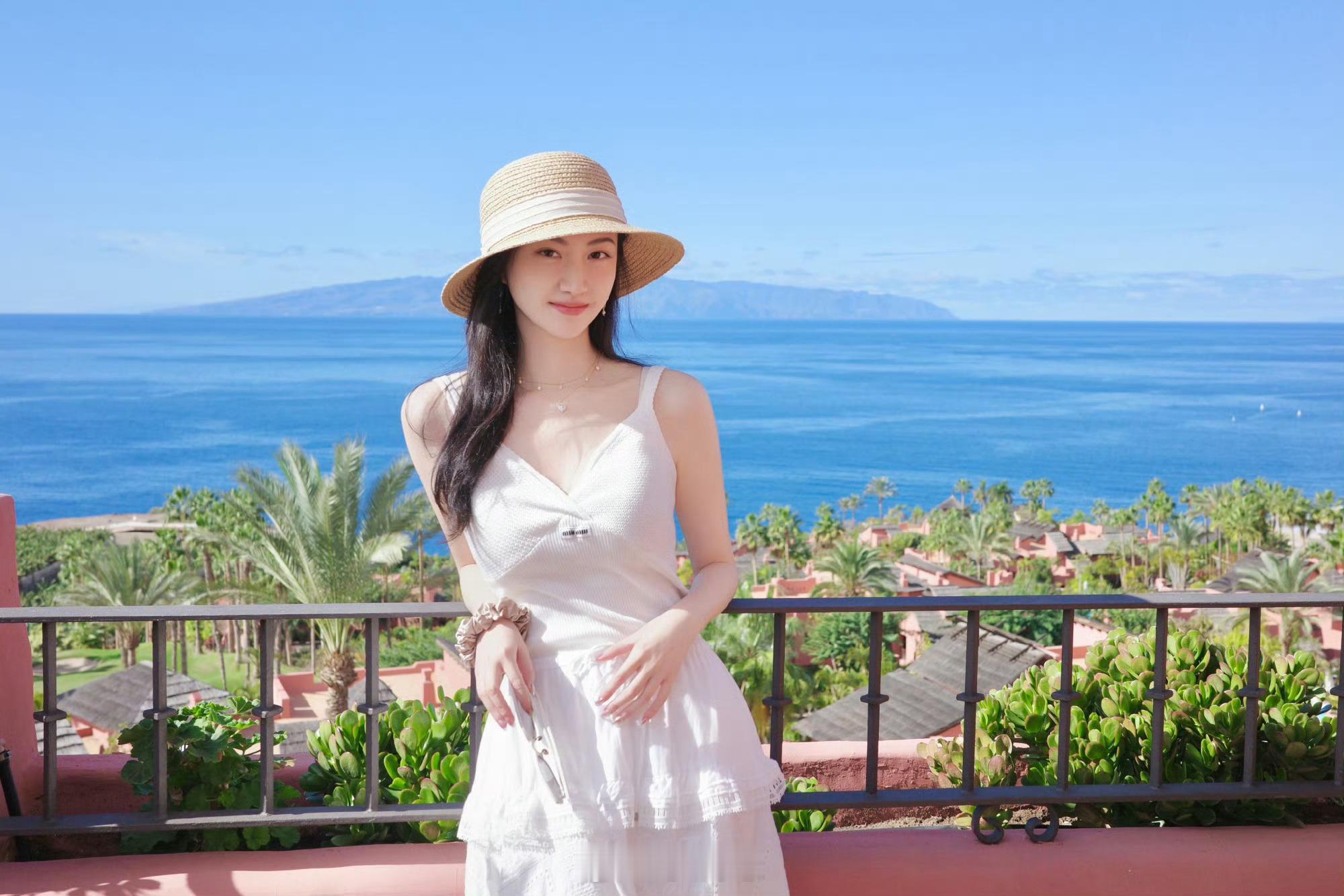 景甜白到发光的旅游照谁懂啊！景甜海边美照好绝，白裙配草帽明媚又鲜活，皮肤白到发光