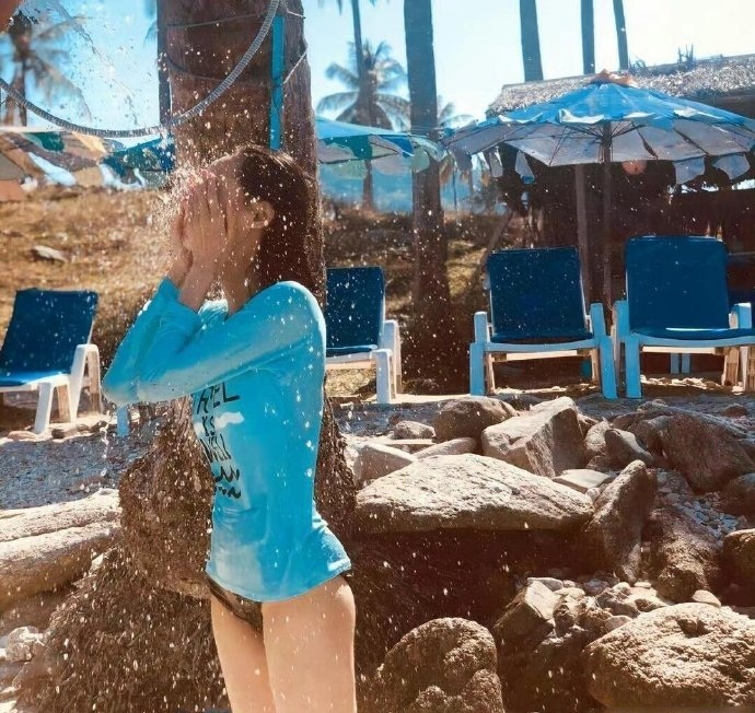 李一桐早期素颜照，这颜值身材确实挺好看的