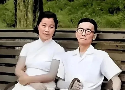 1962年，林徽因去世7年后，61岁梁思成娶34岁林洙为妻。一天，梁思成早会迟到