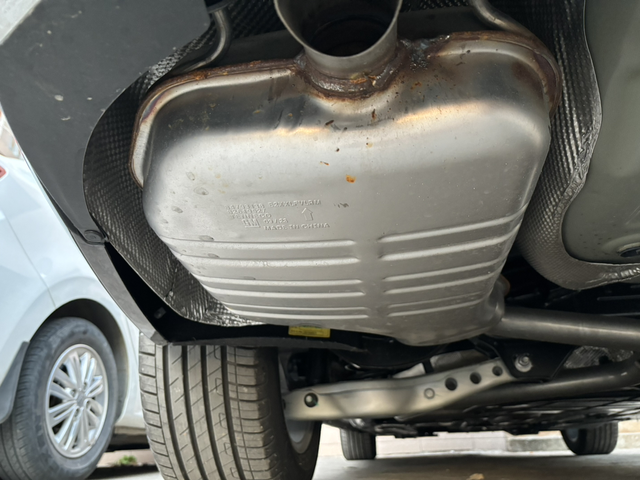 新24款君威，25T新款君威25T，刚提车一周左右。提车没注意看，排气管的位置