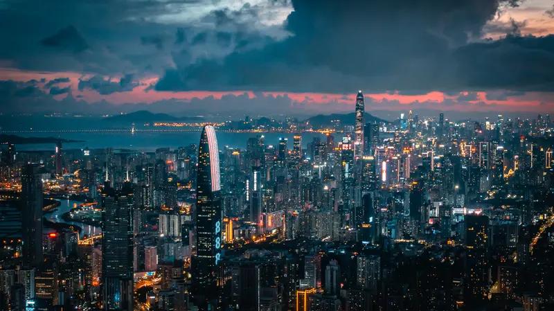 见过炒房亏惨的人，就拿深圳八卦岭来说，当年房子最高价涨到18万多一平方米，不少人