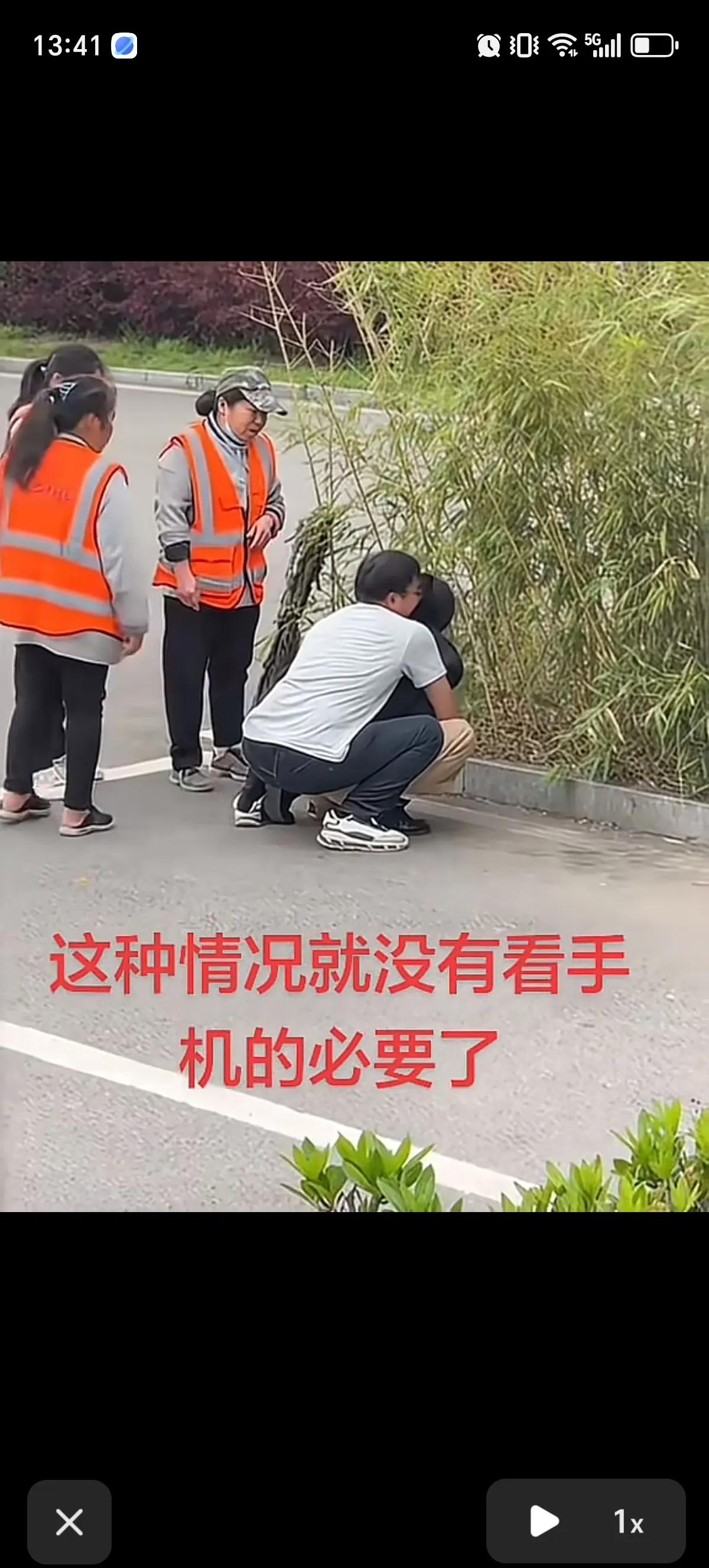 丈夫在车上发现自己妻子的手机亮了，就想看看来电信息，没想到妻子不到不给看，反应还