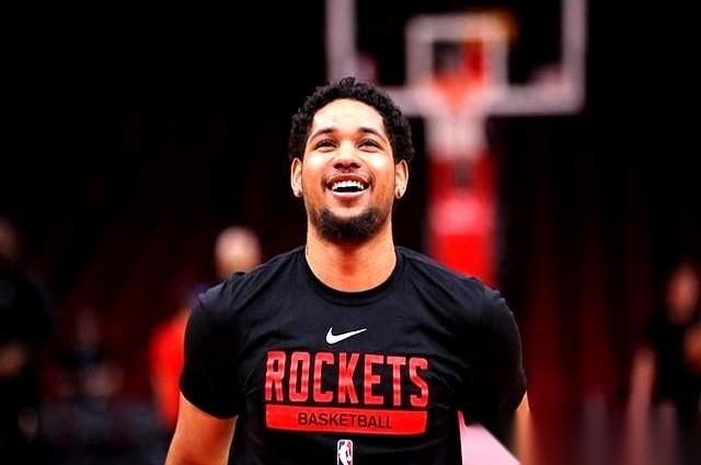 上一秒你还是NBA休斯顿火箭队的球员，下一秒，对不起，你被解雇了。就这么刺激。