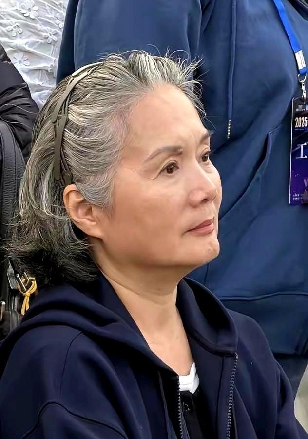 我是真看不懂这波操作了！67岁的吴冕，上海住着据说值1个亿的独栋她出门遛弯就靠