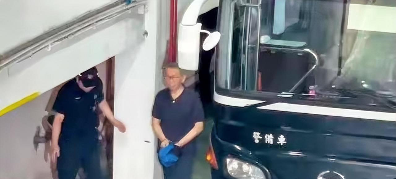 被羁押8个多月后，柯文哲在5月15日又一次因京华城案站上法庭。开庭这天，法院外挤