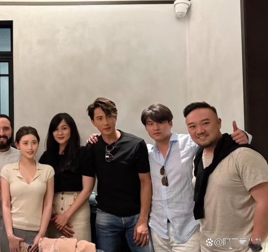 吴尊携妻子林丽吟现身澳门聚餐，休闲随性出行，素颜状态尽显日常松弛感。