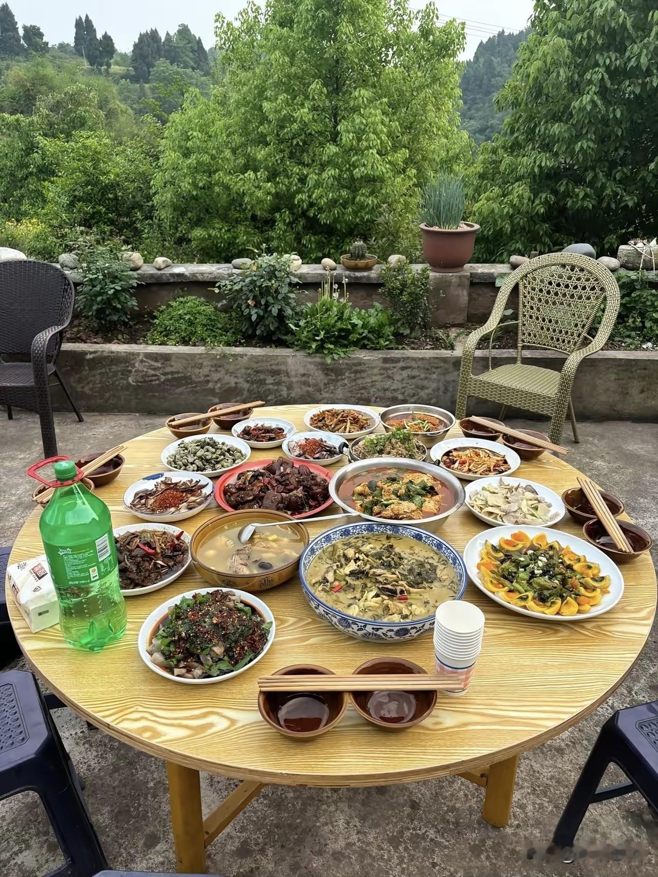 昨天去乡下看舅舅，才真正明白：最贵重的待客，从来不是有钱，而是舍得。这个舅舅住