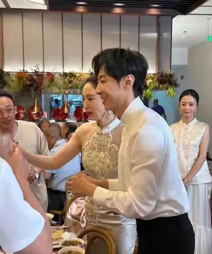 董璇的现任丈夫想再生个孩子，想体验做父亲的感觉！直言很想做父亲。董璇说，他爸妈虽