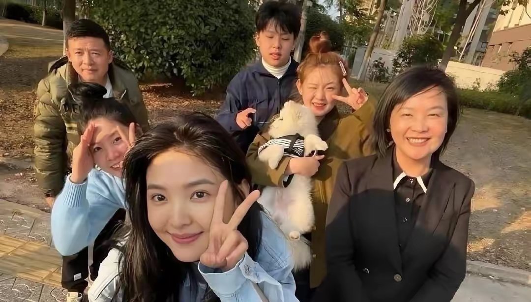 章若楠一家子，她是中了基因彩票那个吧。她真的是他们家里最漂亮的一个人是因为比例