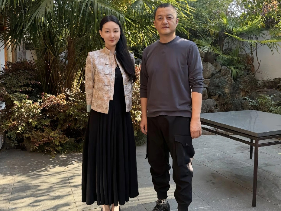 胡芳芳晒与李亚鹏合照，有人评论“又谈恋爱了”。李亚鹏穿着一双白灰鞋子，一身行头与