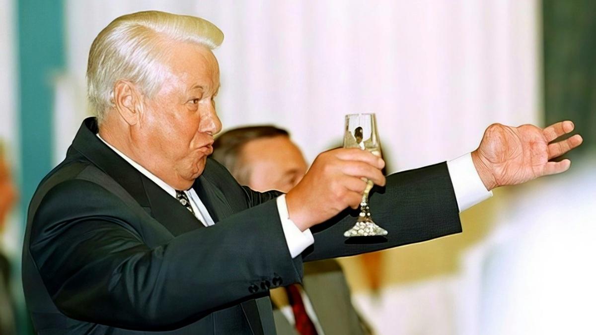 [呲牙笑]如果当时是全弹爆炸的话，估计苏联现在还存在呢——比较少见的叶利钦残缺左