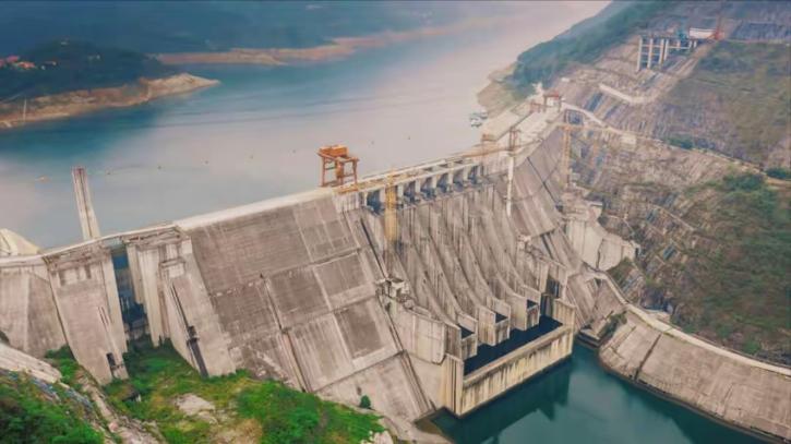 美国记者曾问金一南：“如果把中国2000亿的三峡大坝炸了，中国会怎么办？”金一南