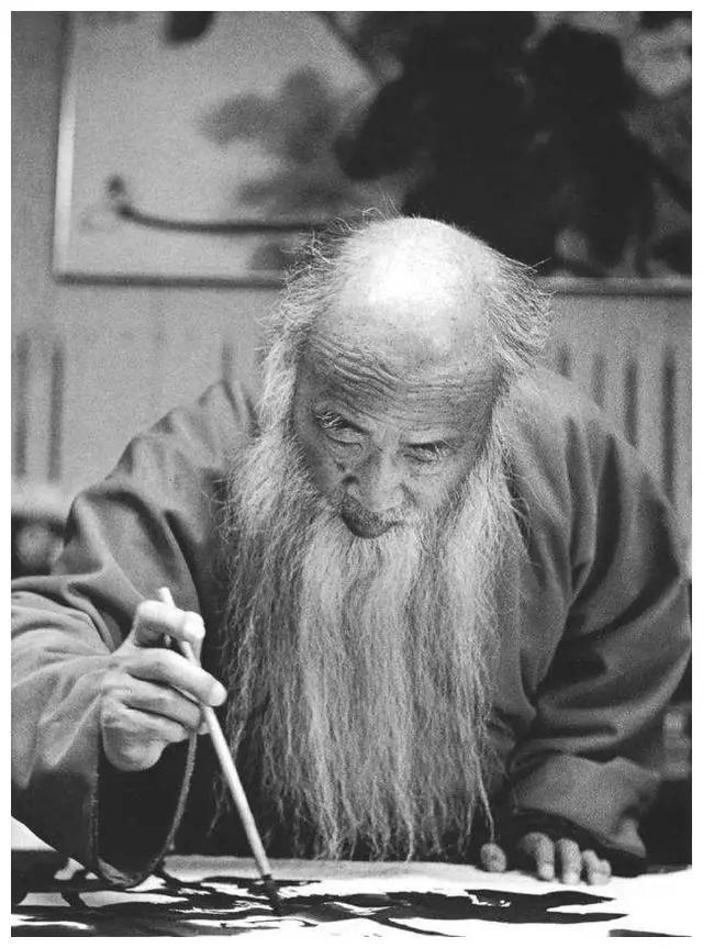 1949年，大画家张大千，宁愿散尽家财也要选择出走。 1949年的成都新津机