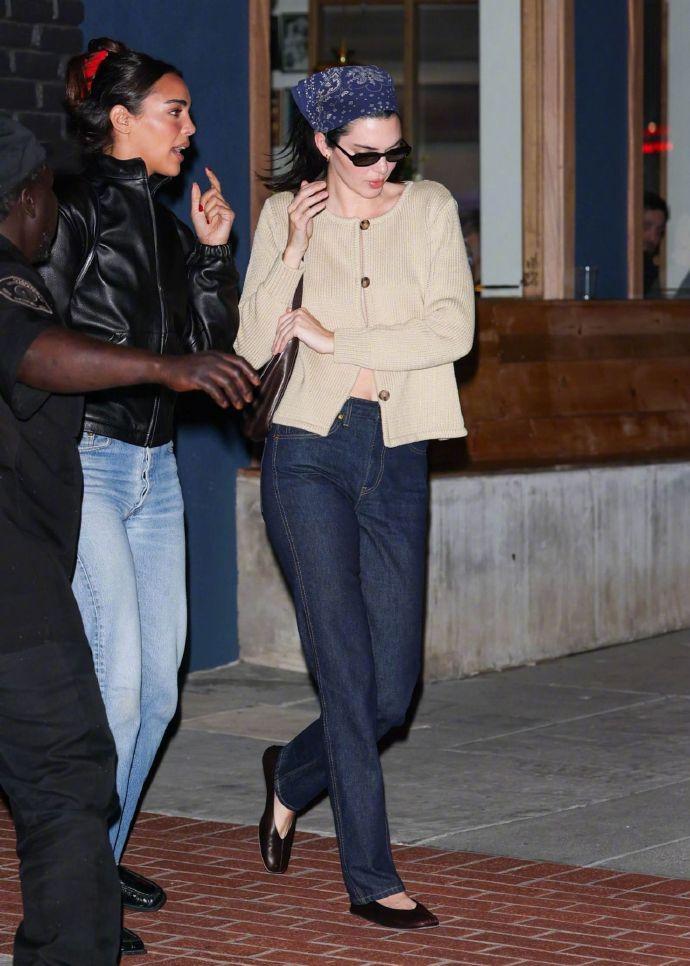 肯豆和闺蜜海莉外出用餐，这次换了春日风格的造型，真是好清新啊。肯豆和比伯爱妻海