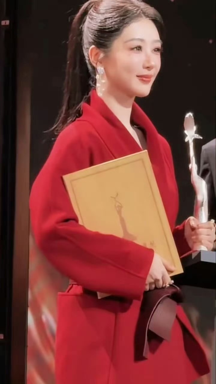 杨紫工作室妆造很漂亮哦，2027超季新款谁又嫉妒了，等金鹰结束热搜里有一个算一
