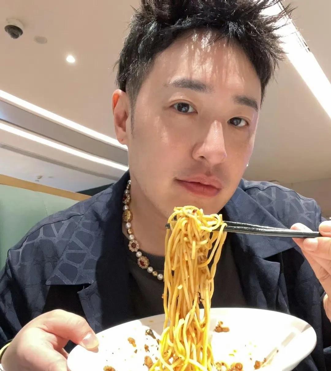 天气热，没胃口？来看看潘玮柏“偷吃”现场，保证让你胃口大开。说真的，从没