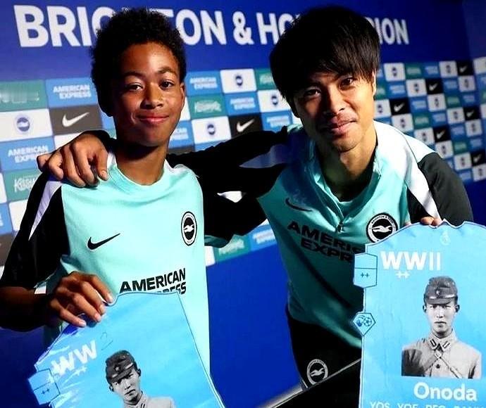 11月29日，就“三笘薰持‘日本最后兵’照片合影事件”，英超布莱顿队青训学院的官