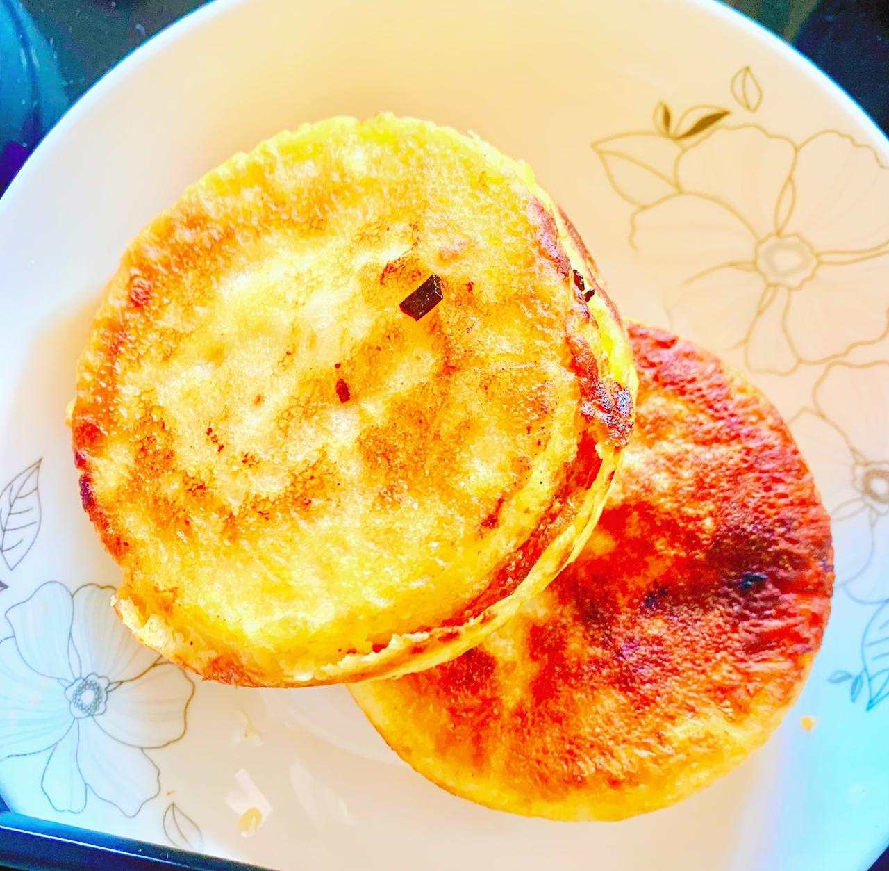 自己动手做鸡蛋堡，那乐趣和满足感直接拉满。首先准备好面粉、鸡蛋、肉末、蔬菜这些食