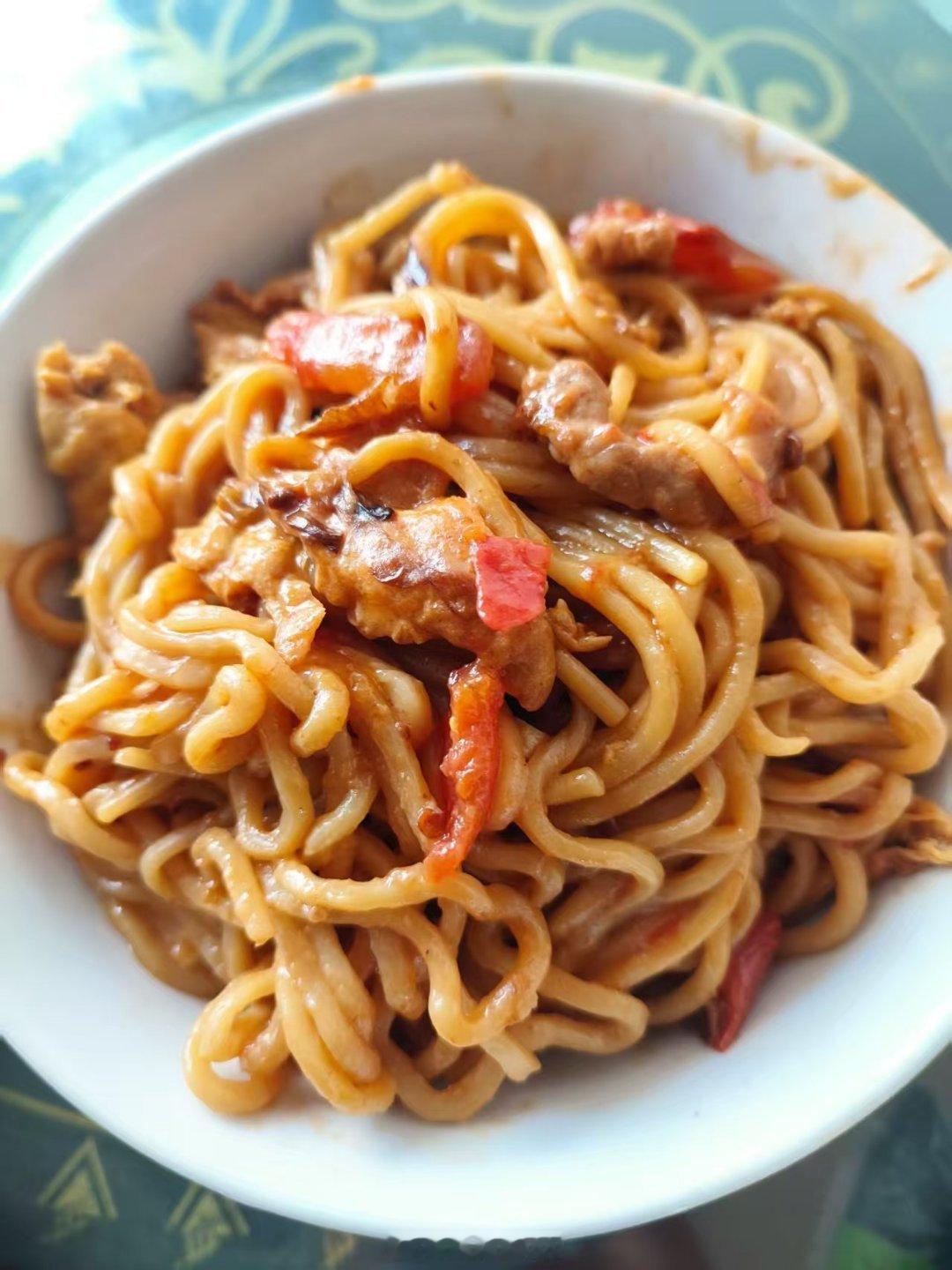 复刻了隋特厨的炝锅面，加了勺老干妈和一点肉丝。好吃到抽耳光都不放手[哭哭]​​​