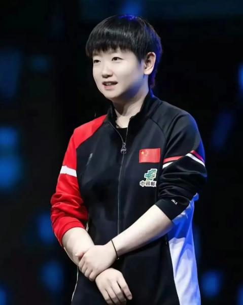 仔细看孙颖莎的长相，越发觉得奇怪！ 不是她长的不好看，也不是她眼睛大。而是因