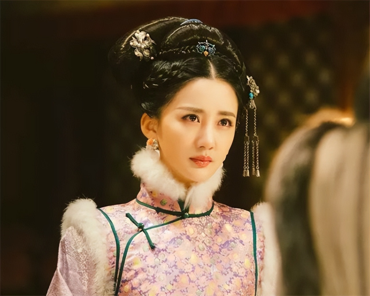 1635年，皇太极下令将姐姐莽古济凌迟处死。行刑时，她被当众扒光衣服，绑在柱子上