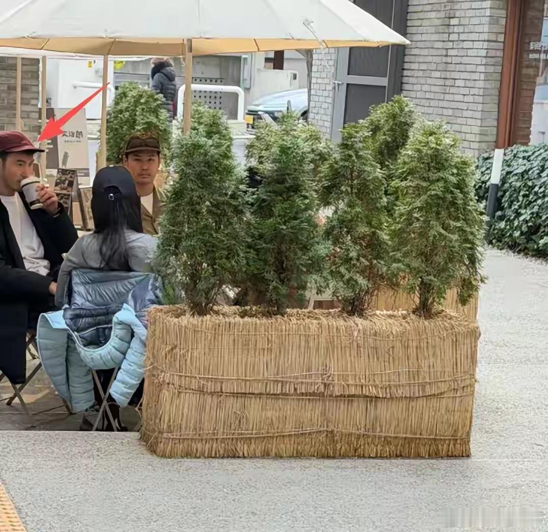 阮经天最近可以说到处飞，前几天还在泰国，而12月10日人已经现身韩国街头了。被粉