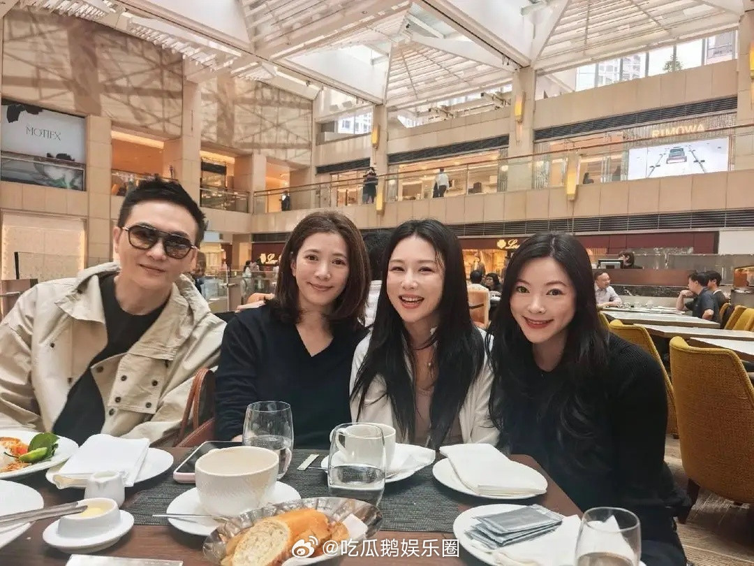 张智霖和老婆袁咏仪在香港中环一家餐厅吃饭被偶遇，夫妻俩都是素颜，袁咏仪是出了名的