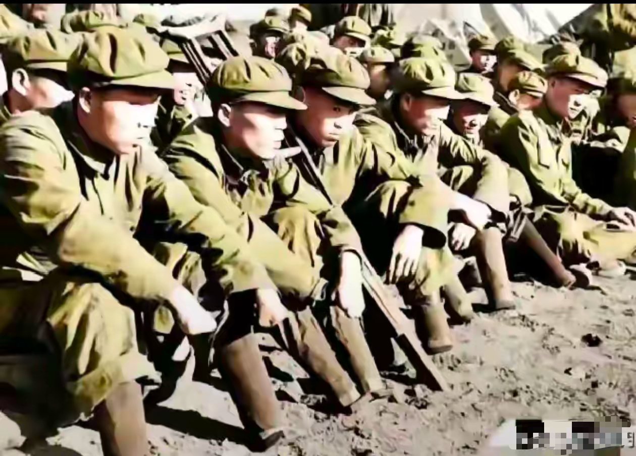 这张照片拍摄于1953年的朝鲜战场，画面中坐在地上的是一群抗美援朝伤残志愿军战士