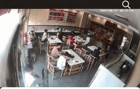 云南一酸汤猪脚火锅店老板娘发视频称，昨晚和老公收拾到1点多，平时早晨7点到店，结