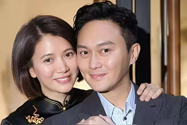 李静问袁咏仪:“张智霖跟你在一起是不是经常受欺负的那个角色？”袁咏仪摇摇头:“像